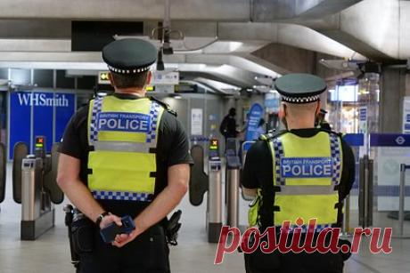 Полицейский тайком снял на видео раздевающуюся женщину. Полицейский в Великобритании был приговорен к году тюрьмы за то, что тайно снимал на видео женщину, раздевающуюся перед душем. Для записи мужчина использовал свой iPad. Потерпевшая заметила устройство и сообщила о произошедшем в полицию. Мужчину внесли в реестр сексуальных преступников на десять лет.