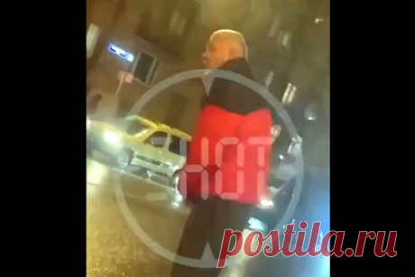 Александра Емельяненко заметили в Москве в «задумчивом состоянии». Российского бойца смешанного стиля (ММА) Александра Емельяненко отказались пускать в московский ТЦ «Кунцево Плаза». По свидетельствам очевидцев, спортсмен находился в «задумчивом состоянии». После того как охрана развернула Емельяненко на входе в торговый центр, боец, шатаясь, отправился на улицу.