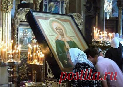 Как просить помощи у Матронушки. Она также наставляла: "Умру, ставьте на канон за меня свечки, самые дешевые, ходите ко мне на могилку, я всегда буду там, не ищите никого другого. Все поверяйте мне, а я буду вкладывать вам мысли, что вам делать и как поступать. Наступает время прелести, не ищите никого, иначе обманетесь".