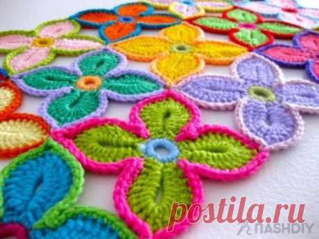 ГАВАЙСКИЙ ЦВЕТОК КРЮЧКОМ,
описание: https://nash-diy.ru/vjazanie-dlja-doma/pledy-i-podushki/65-gavajskij-cvetok-krjuchkom-master-klass.html