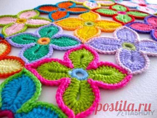 ГАВАЙСКИЙ ЦВЕТОК КРЮЧКОМ,
описание: http://nash-diy.ru/vjazanie-dlja-doma/pledy-i-podushki/65-gavajskij-cvetok-krjuchkom-master-klass.html