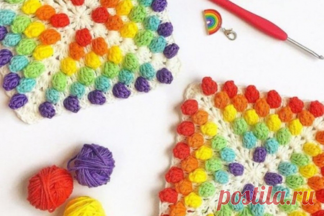 Как связать бабушкин квадрат - 5 необычных схем Вы знаете, как и кто придумал бабушкины квадраты? Наверняка, схемы вязания квадратных мотивов в том или ином варианте были задолго до периода тотальной экономии в послевоенные годы, однако, говорят, именно после Второй Мировой войны, когда люди начали отстраивать страну и жить мирно, бабушки в деревнях украшали дома как могли и из чего могли - используя для этого остатки ниточек, которые были в доме. После реализации других, ...