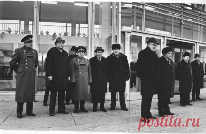 Меховая мафия: самая мощная ОПГ в СССР | Чёрт побери Эти советские промышленники начала 70-х годов ворочали почти миллиардными суммами в современном рублевом исчислении. Занимаясь высокодоходным бизнесом в обход государства, дельцы меховой мафии в конце концов попали в поле зрения КГБ.   Квартирная кража навела на след Масштабная и сверхсекретная операция КГБ СССР под кодовым названием «Картель», проведенная в начале 70-х годов, началась с квартирной кражи. От остальных по...