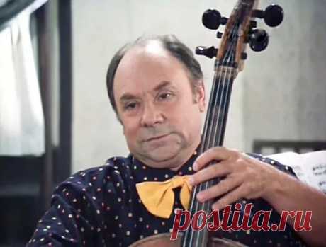 Николай Трофимов. Маленький большой человек. 



Николай Трофимов родился 21 января 1920 года в Севастополе. Его отец Николай Тихонович Трофимов был рабочим, а мама Наталья Васильевна Трофимова домохозяйкой.
 Став актером ленинградского ТЮЗа (в …