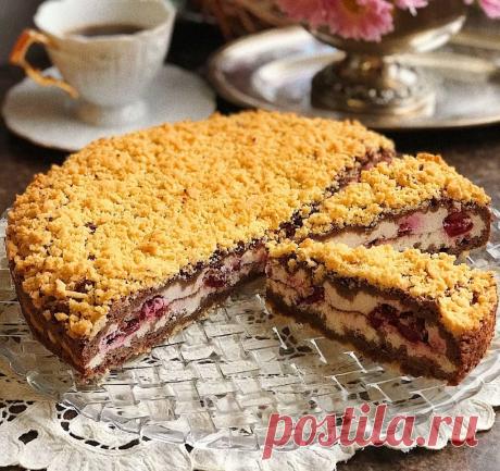 Пісочний сирно-школадний пиріг з вишнями – дуже класний і цікавий рецепт Неймовірно смачний рецепт пирога, тут поєднуються цікаві і вдалі смаки: вишні, сиру і шоколаду - для мене це ідеально! Пісочний сирно-школадний пиріг з вишнями ІНГРЕДІЄНТИ: Для тіста: 430 - 450 грам борошна 150 грам цукру 2 ч. л. розпушувача 1 яйце 2 ст. л. сметани 20% жирності 180 грам холодного вершкового масла 1 ст. л.