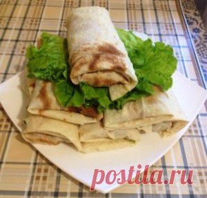 Летняя закусочка из лаваша и жаренной курочки.