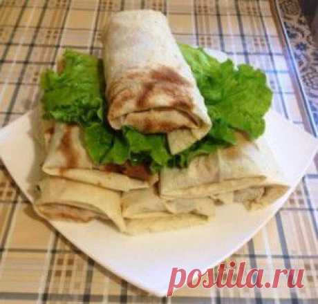 Летняя закусочка из лаваша и жаренной курочки.