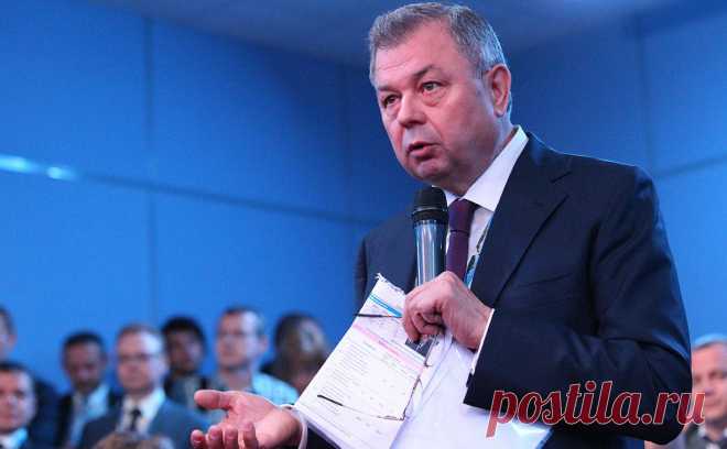 В Совфеде предложили перераспределить расходы бюджета на ₽2 трлн. В бюджете нужно перераспределить 2 трлн руб. — в основном на оборону и безопасность, заявил в статье для РБК глава комитета Совфеда по бюджету и финансовым рынкам Анатолий Артамонов. Решения могут быть непопулярными, признал он