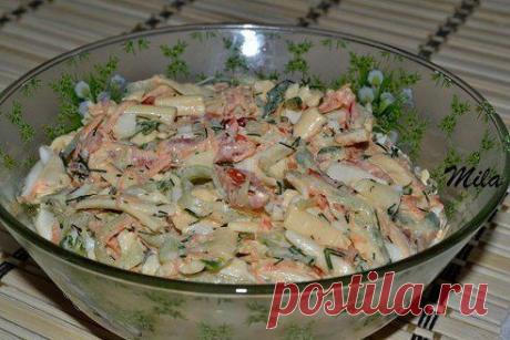 Отличный салатик

Ингредиенты:
- 3 вареных яйца
- 250 гр. свежего огурца
- 250 гр. болгарского перца
- 100 гр. моркови
- 150 гр. сыра
- зелень
- майонез
- соль, перец

Приготовление:
Огурцы и перец по отдельности натереть на крупной терке. Отжать сок.
Морковь натереть на мелкой терке и отжать сок.
Яйца и сыр натереть на крупной терке.

Смешать все ингредиенты, посолить, поперчить и заправить майонезом.

Приятного аппетита!