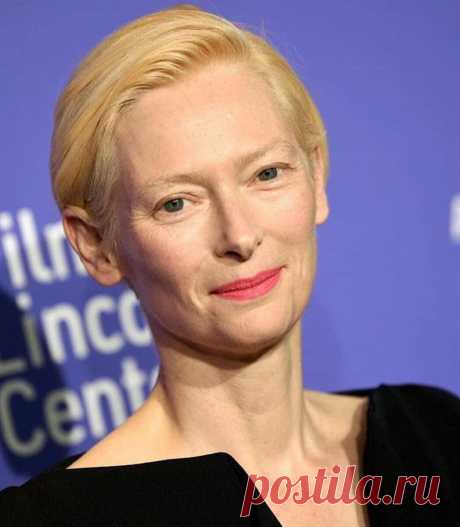 Причуды известных актеров.
Тильда Суинтон Оскароносная актриса с неординарной для Голливуда внешностью имеет большой список странностей, о которых сама не стесняется рассказывать. Например у Суинтон есть домашняя курица и она развлекает себя тем, что фотографирует яйца, которые несет птичка. А однажды актриса участвовала в художественной выставке и была в ней арт-объектом. Она просто спала в стеклянном ящике на […]
Читай пост далее на сайте. Жми ⏫ссылку выше