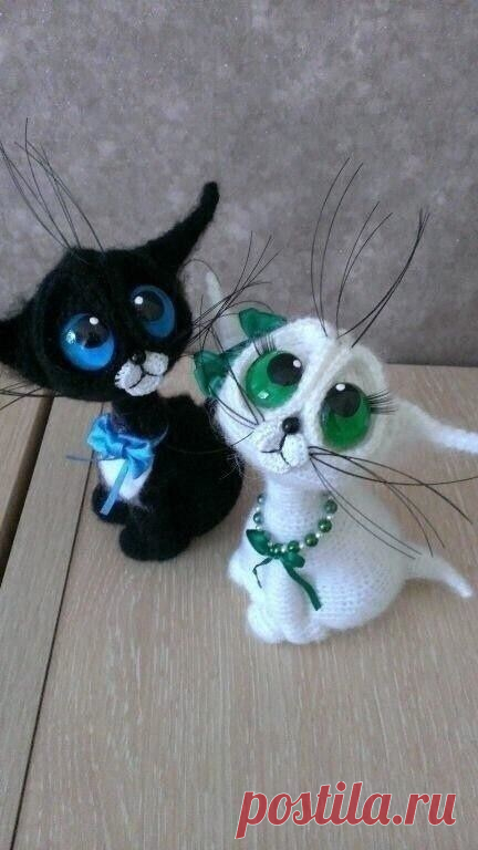 Котики крючком

Какая прелесть! 
Для вязания рыжего кота нам понадобится: 
пряжа: 
— основного цвета 
— белого цвета – на щеки 
крючок к вашим ниточкам 
наполнитель 
проволока для каркаса (должна быть жесткая или сложена в несколько раз, так как глаза очень тяжелые) 
леска для усов 
для глаз стеклянный грунт зеленого цвета для аквариумистики (стеклярус) 
небольшой кусочек картона, можно зеленого цвета 
бусинка для носа; 
что-то массивное в нижнюю часть игрушки для придания...