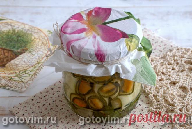 Консервированные рулеты из огурцов и перца (без стерилизации). Рецепт с фото Вкусные, пикантные, очень ароматные огурцы получаются по этому рецепту. Немножко сноровки при закручивании рулетов и выкладывании их в емкость - и вы получите невероятно овощную закуску на зиму. Сладкий болгарский перец хорошо сочетается с хрустящими «зеленцами», придавая заготовке приятный вкус и характерный аромат. Для зимней консервации огуречных рулетов рекомендуется использовать молодые, сред...