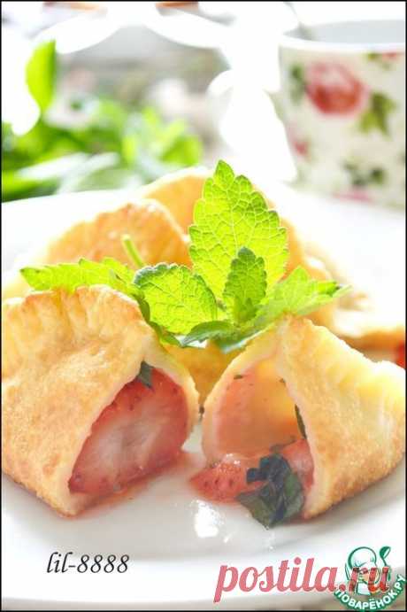 Пирожки из пельменного теста с клубникой и мелисой - кулинарный рецепт