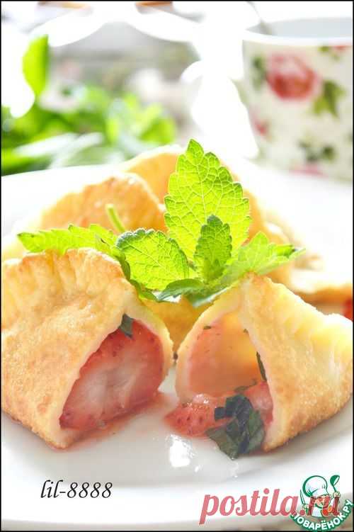 Пирожки из пельменного теста с клубникой и мелисой - кулинарный рецепт
