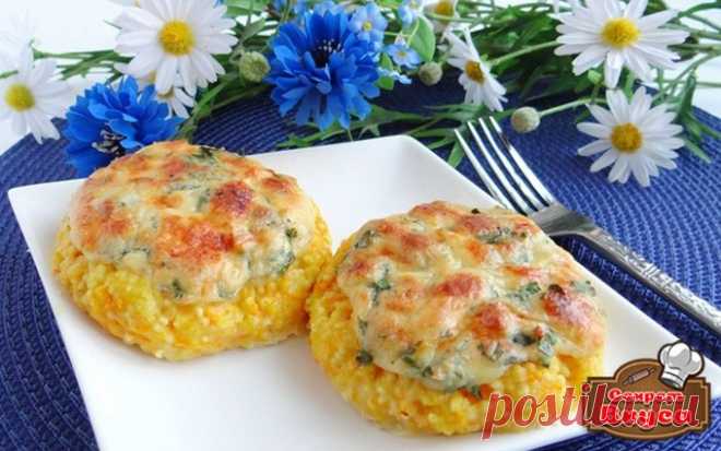 Пшенные биточки с сыром и морковью
==пшено  - 140 г
==вода для варки крупы - 300 мл.
==соль - 1/4 ч.л.
==морковь - 1 шт.
==лук репчатый - 1 шт.
==сыр твердый - 250 гр. (в биточки - 150 гр. в сырную массу - 100 г)
==яйцо - 1 шт.
==сметана - 3 ст.л.
==перец черный молотый -
==петрушка - 5 г
==крахмал - 1 ч.л.
