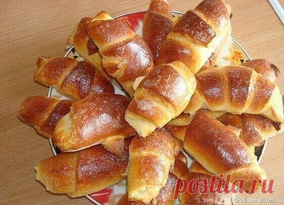 Очень простой рецепт рогаликов Тесто получается сдобным и, что самое главное, не надо ждать пока оно подойдёт, сразу же после замеса можно начинать заниматься выпечкой. Очень легко и быстро.Ингредиенты: 1 пачка (200 г.) масла3 стакана муки 2 яйца 1/2 стакана сахара 10 гр. сухих дрожжей джем или варенье, повидло на ваш...