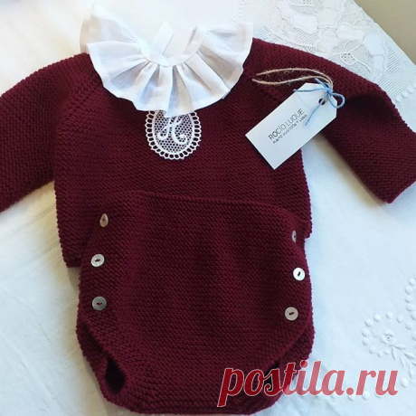 Conjunto Álvaro.
Personalizado en la Inicial de tú bebé . 👼🏼👼🏼👼🏼
100% Merino. Tacto algodón, lavable a máquina, especial para bebés y pieles sensibles. 
#bebe #babyshower#primerapostura #knitting #tejer #primerapuesta #reciennacido #chupete #modainfantilespañola #madeinspain #handmade #hechoamano✔ #tejeresdeguapas #clasico