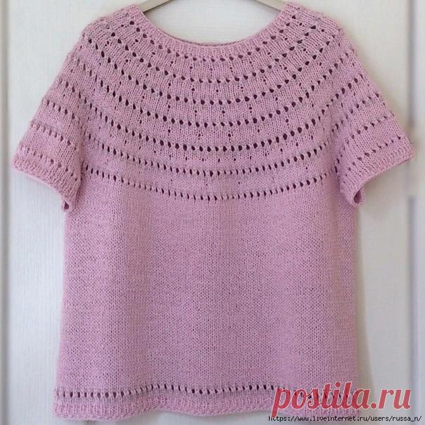 летний топ
Есть похожие изделия? Покажите в комментариях
#топ_женский@knit_new, #топ_спицами@knit_new

Автор @zhanna_knitting1
Описание шёлкового джемпера с короткими рукавами на размер 50-52

Необходимые материалы и инструменты:
7 моточков пряжи IL PURO от Lana Grossa (100% шёлк),
круговые спицы NN4,5 и 5.

На спицы N4,5 набрать 113 петель (1 петля для замыкания в круг). Провязать 4 ряда резинкой 1х1. Перейти на спицы N5 и провязать один ряд лицевыми петлями.

Кокетка...
