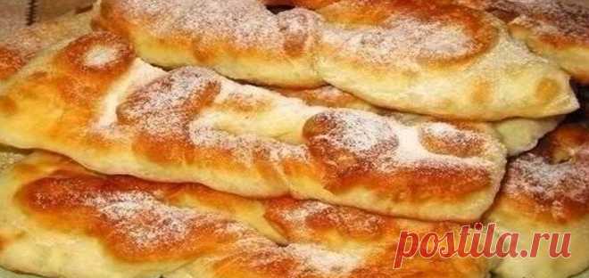 таратушки на кефире. Разогреть достаточное количество растительного масла. Когда оно раскалиться опустить в него таратушки на кефире.