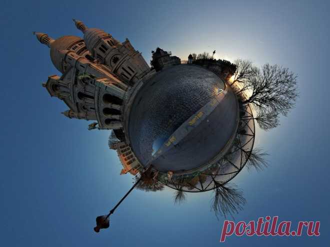 Как создать сюрреалистичные мини планеты в фотошопе 

1. Берем панорамную фотку 
Самое главное, панорама должна быть строго 360-ти градусная, т.е. на снимке должно быть абсолютно всё, что вы видите вокруг себя. 

2. Ресайз 
Панорамные изображения достаточно велики в плане, поэтому я рекомендую вам уменьшить снимок до 3000 пикселей по ширине, что бы с ним было легче работать. 

3. Теперь, нам нужно сделать из нашего панорамного снимка – квадрат. Для этого, заходим снова в I...