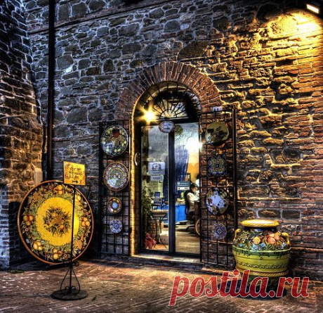 Deruta , город в Умбрии, Италия.  красивый музей керамики.