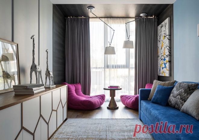 Яркий смелый интерьер с нетипичными тропиками для Балтики и высокие раздвижные двери взамен объединению комнат