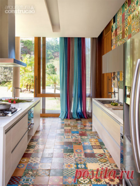 Estrutura de concreto abriga cozinha supercolorida em casa de campo | Casa