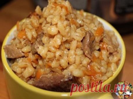 Как приготовить перловку с мясом вкусно?
- 500 граммов говядины;
- 1 стакан перловой крупы;
- 2 головки репчатого лука;
- 1 морковь;
- 1 столовая ложка томатной пасты;
- 1 стручковый острый перец;
- 1 головка чеснока;
- 70 мл растительного масла;
- паприка, зира, барбарис, соль.
Первым делом хорошо промываем и очищаем от пленочек говядину, нарезаем ее на куски небольшой величины. Полукольцами шинкуем лук, соломкой нарезаем морковь. На дно казана наливаем растительное масло, прогреваем, высыпае