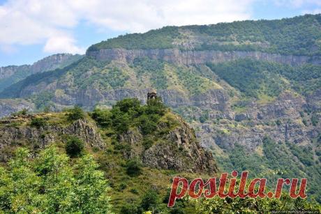 Լեգենդ իմ երկրի մասին․Հարսնաձորի Դիտակետ
Գորիս-Տաթև ճանապարհին է գտնվում Հալիձորի անտառի դիմացի բարձր գահավեժ քարափներից մեկը՝Հարսնաձորը:Ղևոնդ Ալիշանն այն անվանում է Հարսնավազ՝հարսի վազելու տեղը:Հարսնաձորի դիտակետի հետ կապված լեգենդ կա։
Լեգենդը պատմում է,որ հին ժամանակներում մի տղա ու աղջիկ քայլում էին կիրճի եզրով,նրանց վրա հանկարծակի հարձակվում են պարսիկ զինվորներ։Տղային սպանում են,իսկ նրա հարսնացուն,որոշելով՝ավելի լավ է մեռնի,քան գերի ընկնի,խաչակնքվում է և նետվում ձորը։Աղջկա շրջազգեստը