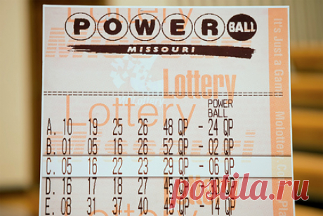 Покупка торта ко дню рождения матери принесла дочери 3,6 миллиона рублей. Жительница США зашла в магазин, чтобы выбрать торт ко дню рождения матери. Заодно женщина решила приобрести лотерейный билет. Позже она увидела пост в Facebook, в котором говорилось, что в этом магазине продан выигрышный билет. Женщина проверила результаты розыгрыша и обнаружила, что сорвала джекпот.