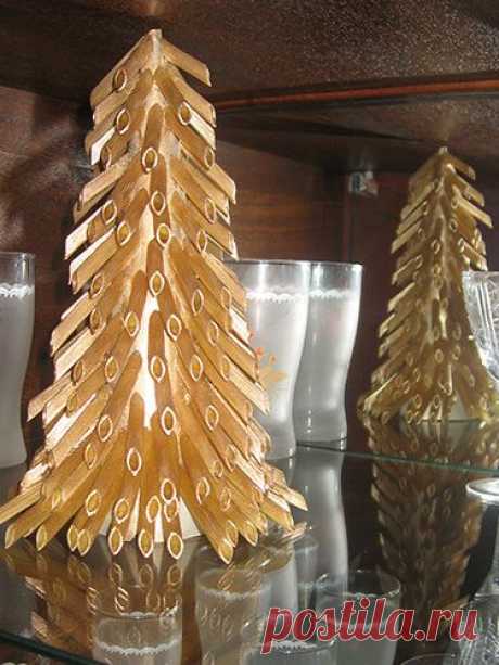 Макаронная елочка и игрушки.