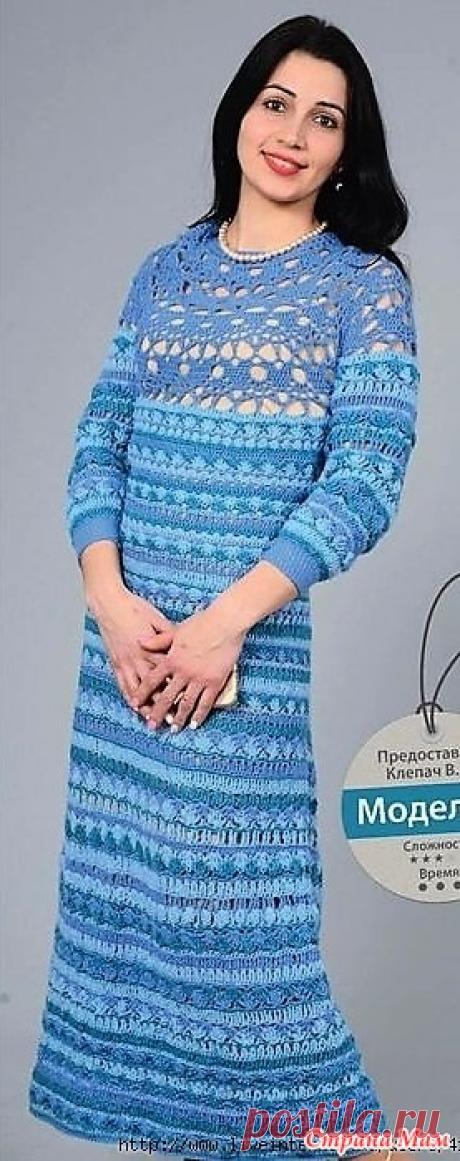 . Сине-голубое макси-платье с круглой кокеткой. Это макси платье смотрится очень стильно и оригинально благодаря цвету пряжи и круглой кокетки выполненной необычайно красивым узором. "Вяжем крючком" №1-2 2018