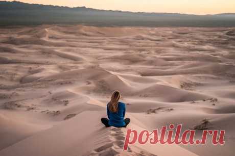 Выбрать себя Страх отказа — вот главное препятствие к тому, чтобы выбрать себя. У каждого наберется добрая сотня рассказов о том, как нам отказали. Нас отвергают друзья, работодатели, партнеры, издатели…. Но единственный важный отказ — это наш отказ самим себе. Однажды психологи попросили студентов подходить ко всем людям, сидящим в метро, и просить уступить место. Выяснилось две вещи. Во-первых, студентам было неприятно — просьба уступить место для себя противоречит всему, чему нас учат с…