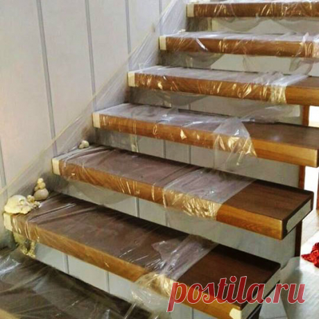 Консольная лестница с деревянными ступенями