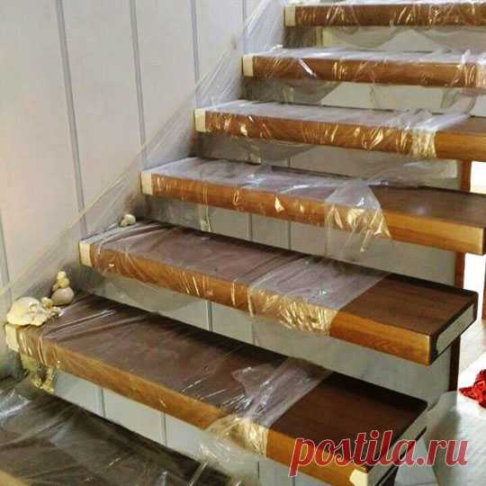 Консольная лестница с деревянными ступенями
