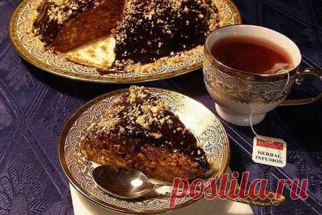 ОРЕХОВЫЙ - торт бесподобен на вкус, и просто готовить !!!   **Печенье 500г, варёное сгущ/молоко 1банка (или конфеты Ириска), очищ/грецкие орехи 1стакан, шоколад. *Орехи обжарить, размельчить. Соединить печенье-крошку со сгущ/молоком, орехами - перемешать. Кто желает -добавим чуть коньяка ! Формируем торт на блюдо, и в холод. Шоколад распускаем на вод/бане, обмазываем торт, и посыпаем орехами. *Торт в холод минут на 1час, чтобы застыл и пропитался.
