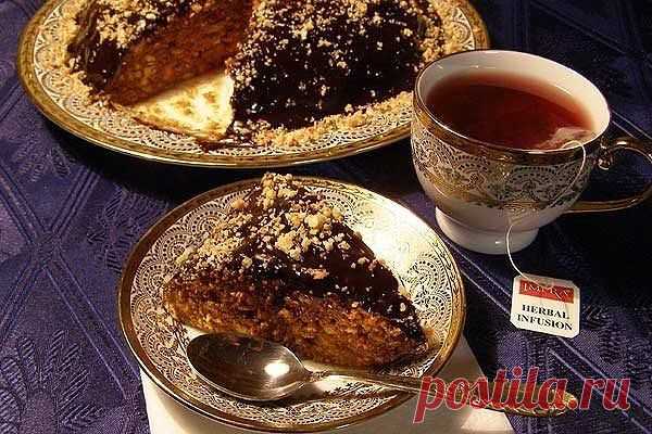 ОРЕХОВЫЙ - торт бесподобен на вкус, и просто готовить !!!   **Печенье 500г, варёное сгущ/молоко 1банка (или конфеты Ириска), очищ/грецкие орехи 1стакан, шоколад. *Орехи обжарить, размельчить. Соединить печенье-крошку со сгущ/молоком, орехами - перемешать. Кто желает -добавим чуть коньяка ! Формируем торт на блюдо, и в холод. Шоколад распускаем на вод/бане, обмазываем торт, и посыпаем орехами. *Торт в холод минут на 1час, чтобы застыл и пропитался.