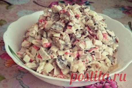 Продукты стоят копейки, а вкус запоминается на всю жизнь: салат Джульетта Как бы мы ни любили готовить, иногда все-таки хочется поесть вне дома. И тут порой случаются открытия. Так, недавно я заказала в ресторане салат с красивым названием "Джульетта". Блюдо мне так понравилось, что я упросила официанта рассказать мне рецепт. Теперь готовлю салат дома.Салат с красивым именемЯ была удивлена, когда узнала, что готовится этот салат всего из четырех ингредиентов. Все, что пона...