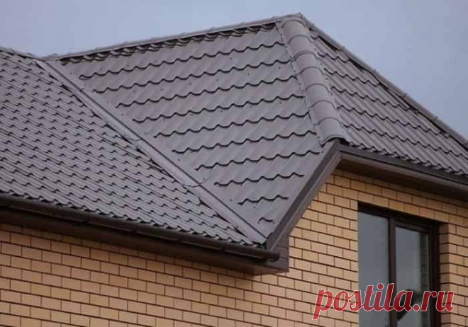 Что лучше - металлочерепица или мягкая кровля? Какой срок службы у гибкой черепицы и чем выгодней перекрыть крышу, мягкой черепицей или металлочерепицей?