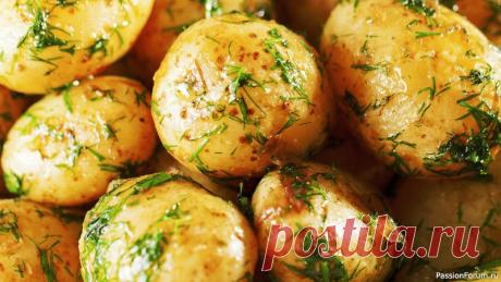 Если вы на диете, выключайте сразу! Жареная картошка - просто бомба рецепт! Если вы на диете, выключайте сразу! Картошечка - настоящее объедение, очень вкусно! Жареная картошка с чесноком и укропом.Ингредиенты:  Картофель - 500 г. Чеснок - 2 зубчика Тимьян (сушеный) - 2 веточки Вода - 1 л Укроп - 1 пучок Растительное масло - 30 мл Сливочное масло - 30 г.СМОТРИТЕ...