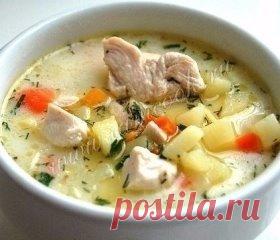 Нежнейший сырный суп с курицей
Ингредиенты:
Филе куриной грудки — 1 шт.
Морковь — 1 шт.
Картофель — 5 шт.
Сыр плавленый — 100 г
Вода — 2 л
Масло оливковое — 3 ст. л.
Лавровый лист — 1 шт.
Соль, перец — по вкусу
Зелень — по вкусу
Приготовление:
1. Нарезать морковь небольшими кубиками. Картофель нарезать небольшими кубиками. Филе куриной грудки нарезать кусочками среднего размера.
2. Обжарить на