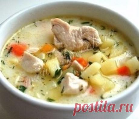 Нежнейший сырный суп с курицей
Ингредиенты:
Филе куриной грудки — 1 шт.
Морковь — 1 шт.
Картофель — 5 шт.
Сыр плавленый — 100 г
Вода — 2 л
Масло оливковое — 3 ст. л.
Лавровый лист — 1 шт.
Соль, перец — по вкусу
Зелень — по вкусу
Приготовление:
1. Нарезать морковь небольшими кубиками. Картофель нарезать небольшими кубиками. Филе куриной грудки нарезать кусочками среднего размера.
2. Обжарить на