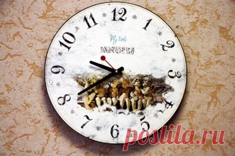 Часы настольные, настенные и каминные круглые, овальные, квадратные и прямоугольные, металлические кованые и деревянные из массива белые и цветные в стиле Прованс и Кантри для дизайна интерьера дома, дачи, кухни, столовой и гостиной, а также для ресторанов, магазинов, гостиниц и баров можно недорого купить в интернет магазине Уголок Прованса в Москве