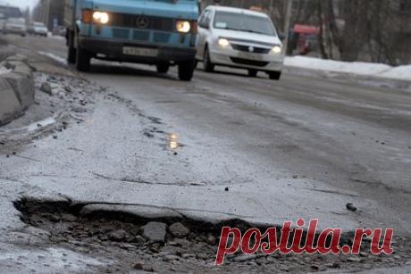 Российский чиновник лишился 100 тысяч рублей из-за плохих дорог. Глава Читы в Забайкальском крае Евгений Ярилов 100 тысяч рублей после того, как попал в дорожную яму на своем автомобиле и был вынужден потратиться на ремонт. Об этом сообщает радиостанция «Говорит Москва». Российский чиновник владеет автомобилем марки Lexus LX470. После попадания в яму он заплатил за ремонт.