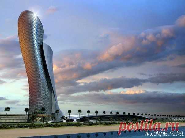 Необычный «падающий» отель (Hyatt Capital Gate), который находится при въезде в Абу-Даби. 
Эта удивительная башня высотой 160 м внесена в книгу рекордов Гиннеса, так как отклоняется от вертикальной оси на 18 градусов.