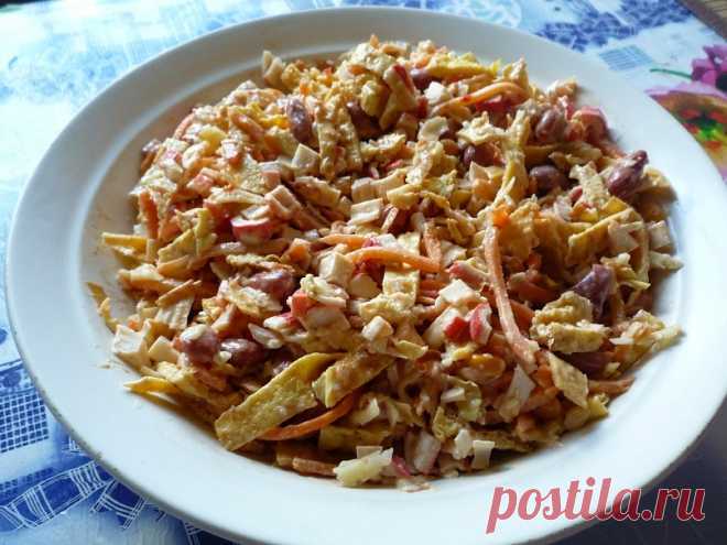 САЛАТ БЛИННЫЙ С КУРИЦЕЙ: ИНГРЕДИЕНТЫ, РЕЦЕПТ С ФОТО, ОСОБЕННОСТИ ПРИГОТОВЛЕНИЯ