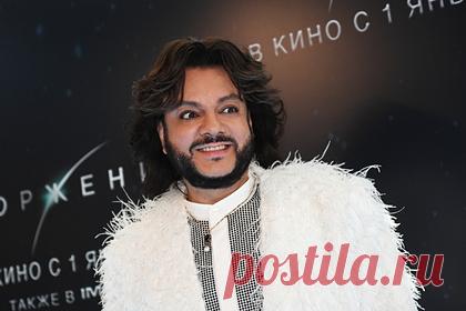 У Киркорова нашли квартиру бывшего президента Киргизии. В 2020 году российский поп-певец Филипп Киркоров приобрел в квартиру, которая раньше принадлежала бывшему президенту Киргизии Аскару Акаеву. Элитные апартаменты у артиста нашел Telegram-канал «Новый Век». Рыночная стоимость объекта достигла почти миллиарда рублей. Однако неизвестно, сколько за недвижимость отдал певец.