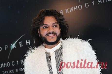 У Киркорова нашли квартиру бывшего президента Киргизии. В 2020 году российский поп-певец Филипп Киркоров приобрел в квартиру, которая раньше принадлежала бывшему президенту Киргизии Аскару Акаеву. Элитные апартаменты у артиста нашел Telegram-канал «Новый Век». Рыночная стоимость объекта достигла почти миллиарда рублей. Однако неизвестно, сколько за недвижимость отдал певец.