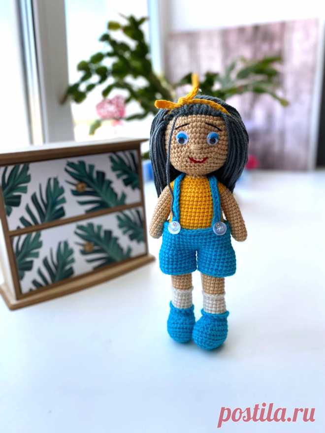 PDF Малышка Ася крючком. FREE crochet pattern; Аmigurumi doll patterns. Амигуруми схемы и описания на русском. Вязаные игрушки и поделки своими руками #amimore - кукла в комбинезоне, куколка, девочка.