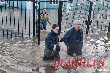 В МЧС назвали количество эвакуированных из зоны подтопления в Орске. В Министерстве чрезвычайных ситуаций России (МЧС) заявили, что из зоны подтопления в Орске, Оренбургская область, эвакуировали более тысячи человек. По данным ведомства, из затопленных районов города уже эвакуировано 1121 человек. В это число входит 331 ребенок. В центрах временного размещения находятся 283 человек.